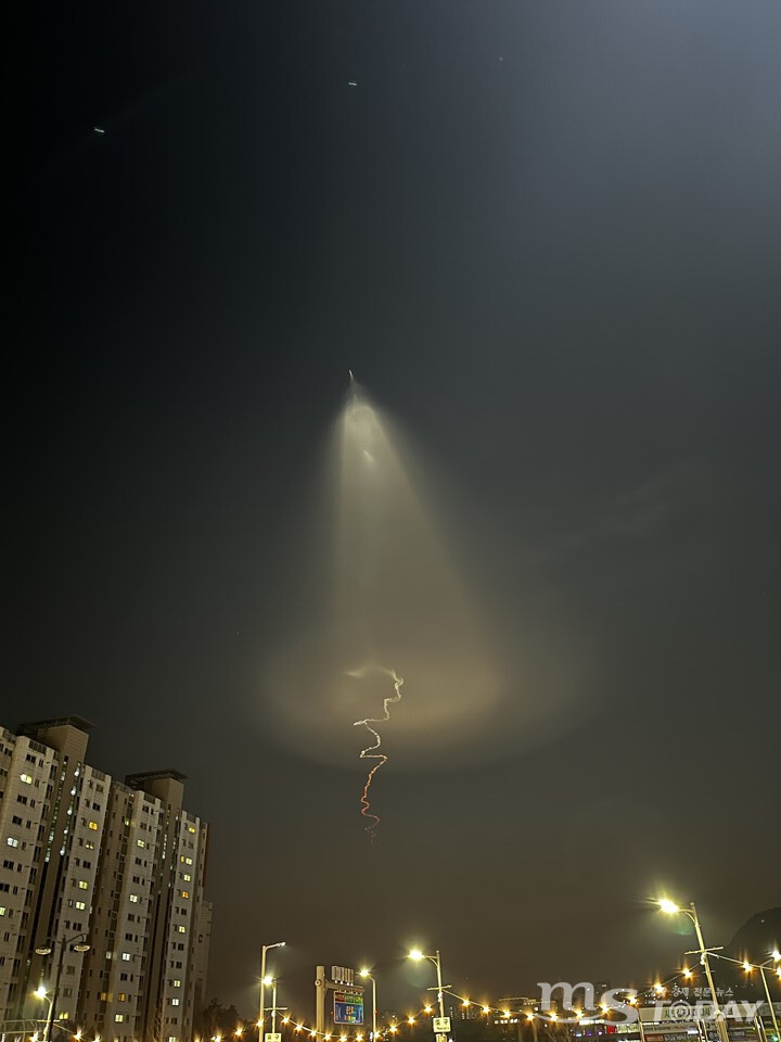 30일 춘천에서 목격된 고체 추진 우주발사체의 시험 비행 모습 (사진=독자 제공)