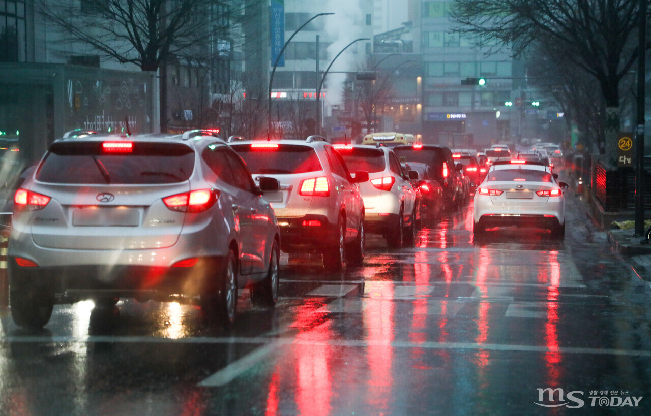 13일 오전 춘천시 중앙로, 이른 아침부터 내리는 겨울비로 차량들이 서행 운전하고 있다.
