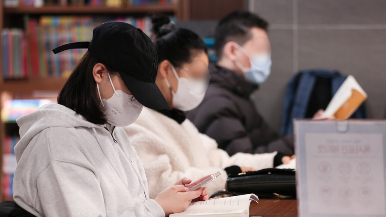 실내 도서관에서 마스크를 착용한 시민들의 모습.(사진=연합뉴스)