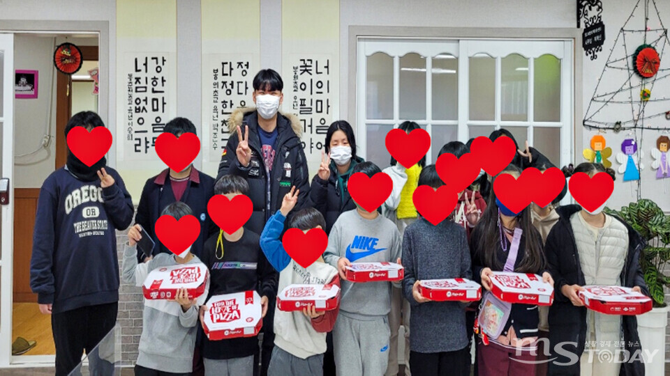 지난해 12월에는 한림대 재학생들의 편지가 모일 때마다 적립된 피자를 지역아동센터에 기부했다. (사진=본인 제공)
