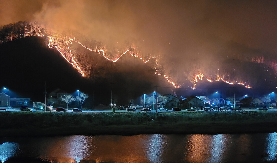 강원지역의 대형산불 대부분이 3~5월 봄철에 발생한 것으로 나타났다. 사진은 지난해 4월 발생한 양구 산불. (사진=연합뉴스)