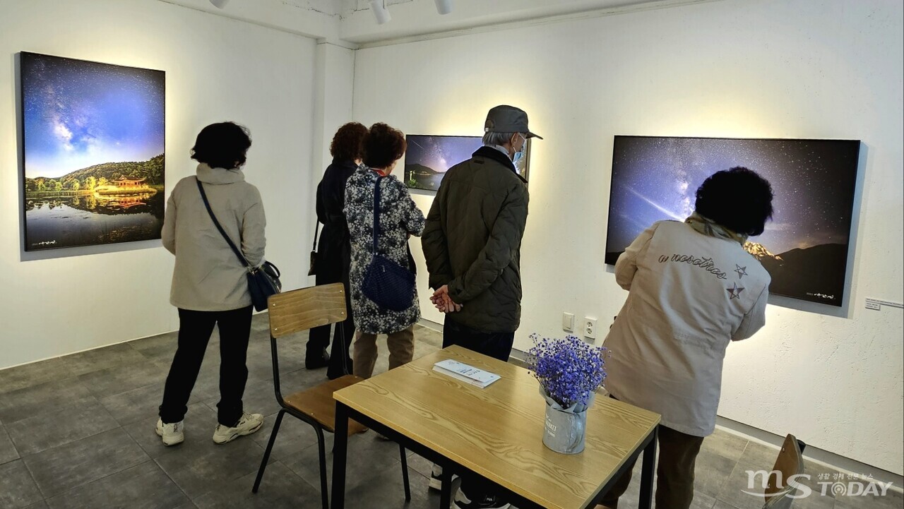 관람객들이 '별 보러 가자'에 전시된 작품들을 감상하고 있다. (사진=한승미 기자)