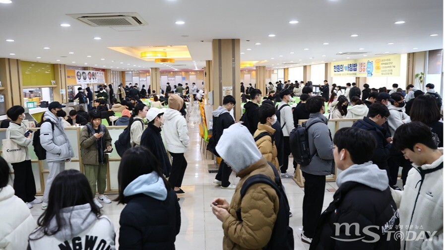 강원대 학생들이 1000원의 아침밥을 먹기 위해 줄을 서서 기다리고 있다. (사진=강원대)