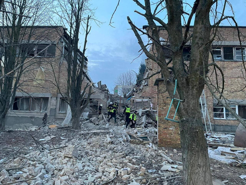 러'군 공격으로 파괴된 우크라 고등학교 건물. (사진=연합뉴스)