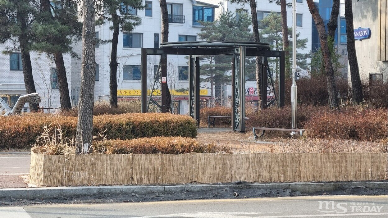 춘천 동면에 설치된 바람막이 모습. 절반이 재활용되지 못하고 버려지고 있다.  (사진=이현지 기자)