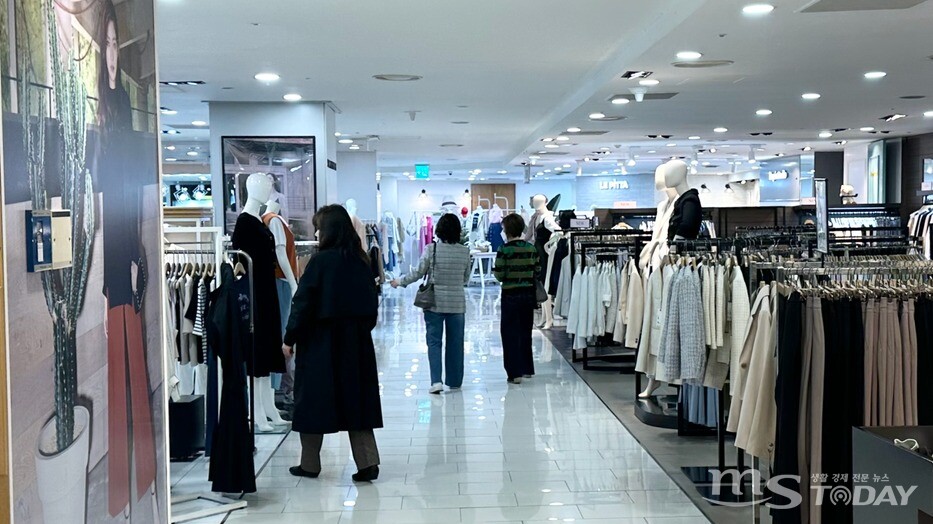 30일 오후 엠백화점 춘천점 2층 여성패션관에서 시민들이 옷을 구경하고 있다. (사진=최민준 기자)