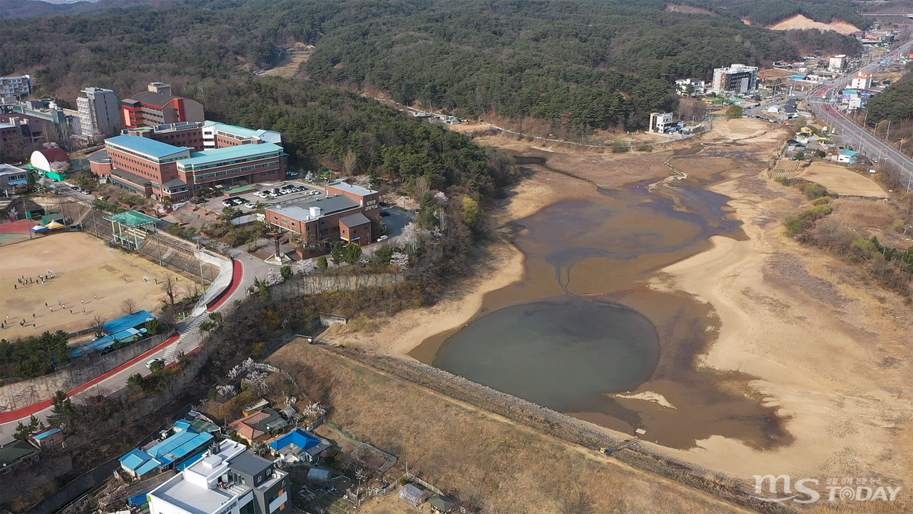 2017년 6월 용도 폐지된 후 수년째 활용 방안을 찾지 못한 채 방치되고 있는 춘천시 동면의 노루목저수지. (사진=박지영 기자)