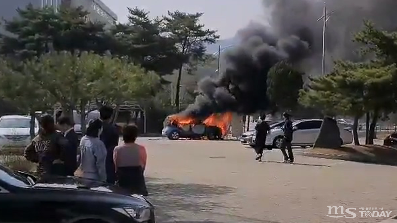 불은 20여 분 만에 꺼졌지만, 화재로 차량이 전소되고 진화를 시도하던 차주가 손에 화상을 입었다. (사진=독자 제공)