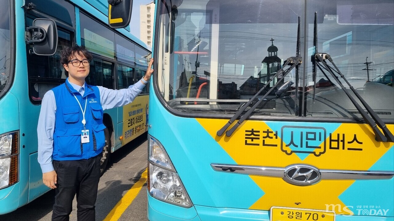 김범수씨가 자신이 운행하는 버스 앞에서 포즈를 취하고 있다. (사진=이현지 기자)