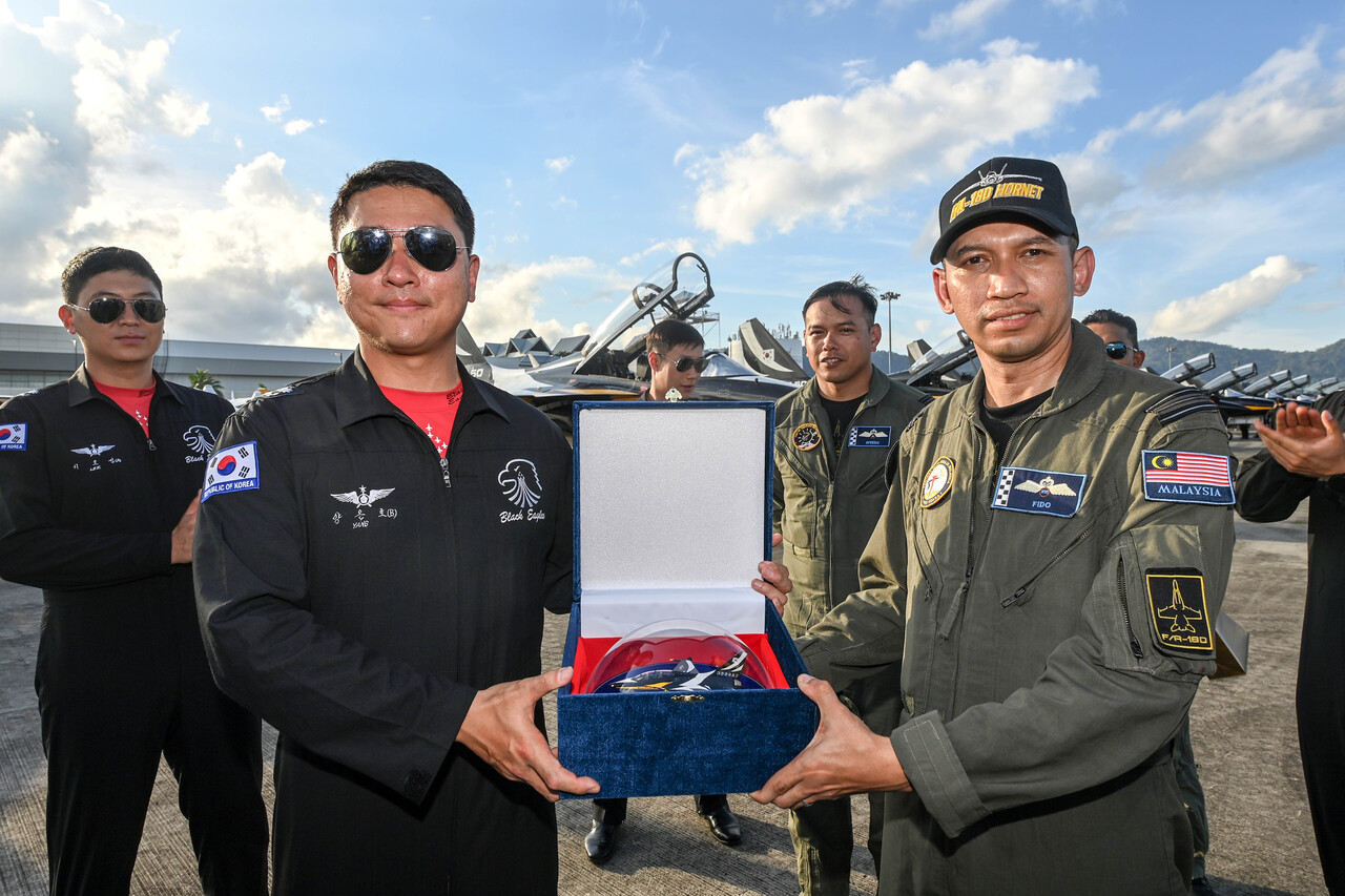 블랙이글스-말레이시아 공군, 우정 비행 기념하며. (사진=연합뉴스)