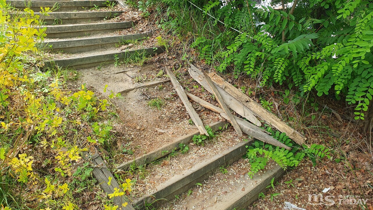 후평동 한신아파트와 춘천계성학교 사이 파손된 채 방치된 나무 계단. (사진= 이종혁 기자)