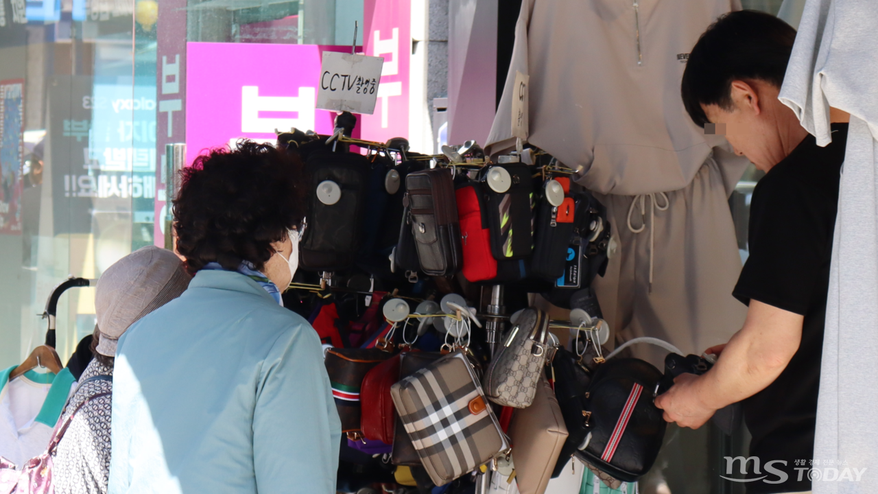 강원지역 소비자물가 상승률이 둔화한 가운데 2일 오후 춘천 조양동 한 가게에서 시민들이 가방을 고르고 있다. (사진=최민준 기자) 