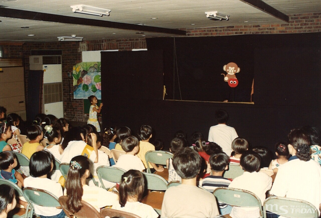 1990년 옛 어린이회관 강당에서 춘천인형극제가 열리고 있다. (사진=박동일 문화통신 대표)