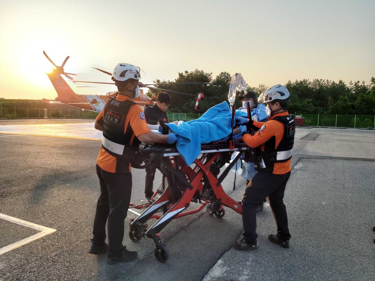 구급대원이 출산이 임박한 임산부를 헬기로 이송할 준비를 하고 있다. (사진=강원도소방본부)