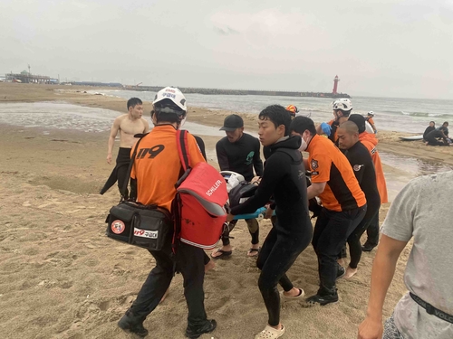 구조대원들이 낙뢰 사고 환자를 이송하고 있다. (사진=연합뉴스)
