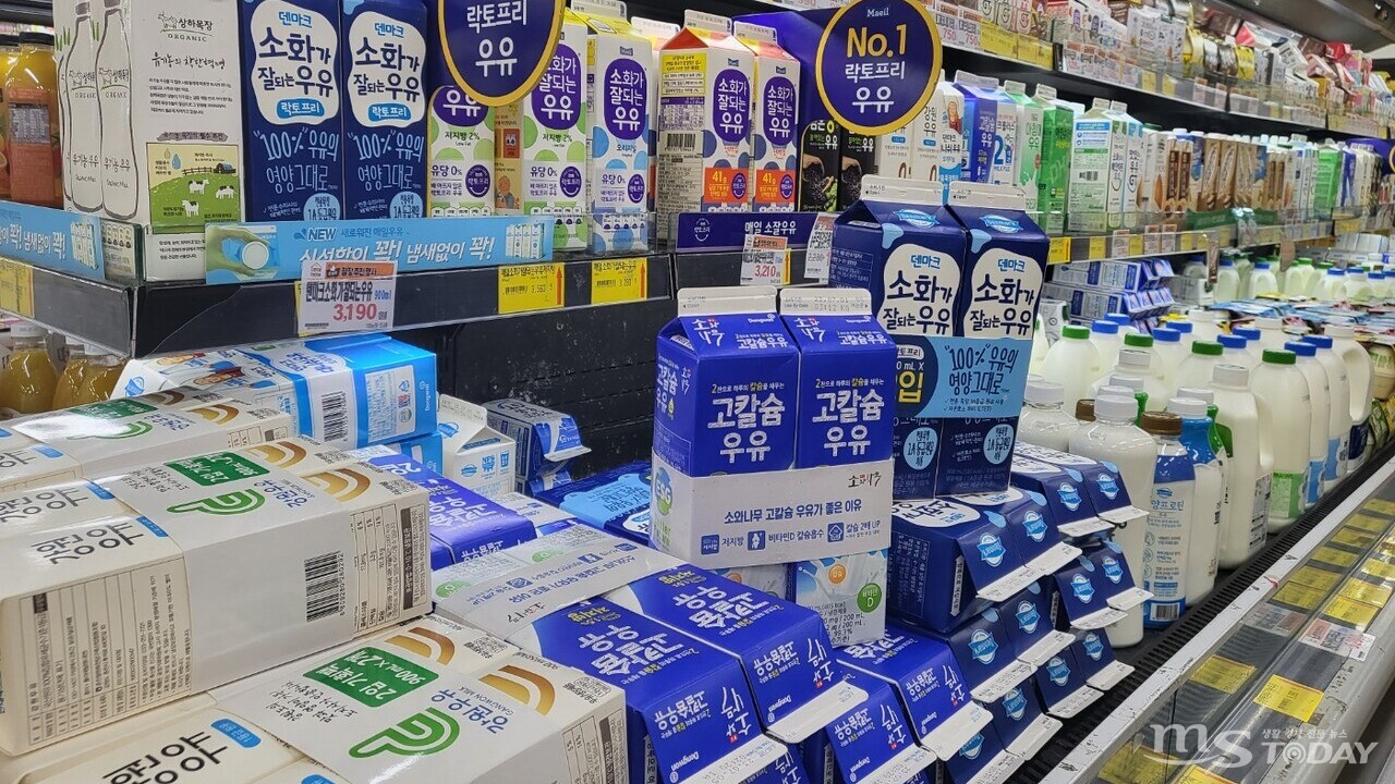 원유 가격 인상이 예상되면서 소비자와 자영업자들의 부담이 늘어날 것으로 보인다. 사진은 춘천시내 한 마트에 진열된 우유. (사진=허찬영 기자)