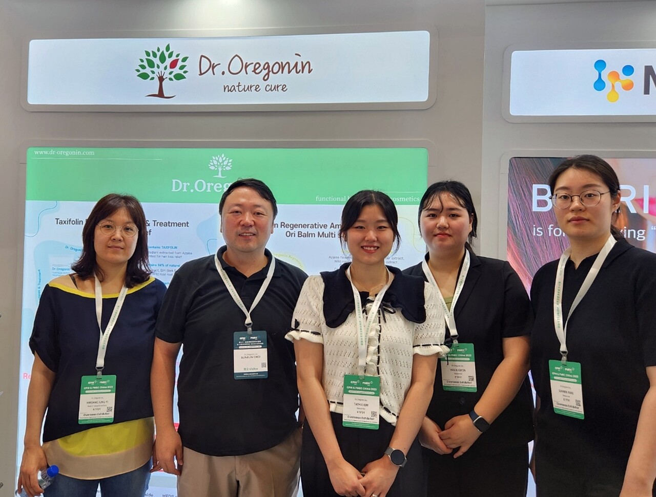 지난 6월 19~21일 중국 상하이에서 열린 ‘세계 제약산업 전시회(CPHI 2023)‘에서 오레고닌 직원들과 함께 왼쪽에서 두 번째가 최선은 교수 (사진=닥터오레고닌)
