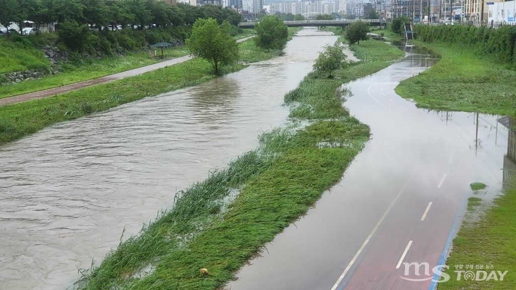 폭우가 쏟아진 지난 14일 춘천 공지천 일대 산책로 주변 자전거 도로가 물에 잠겨 있다. (사진=연합뉴스)