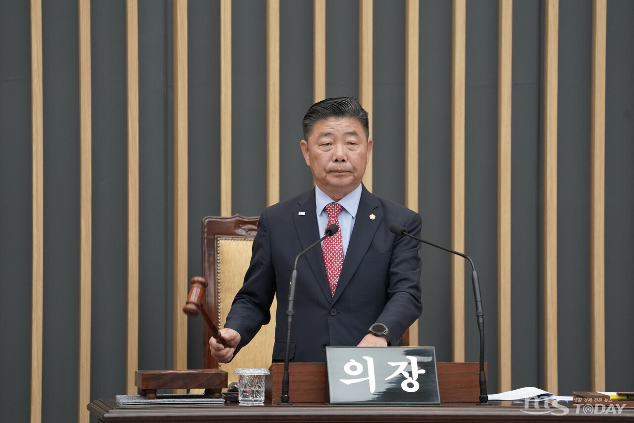 김진호 춘천시의회 의장이 26일 춘천시의회 오염수 피켓 논란에 대한 입장문을 발표했다. (사진=춘천시의회)