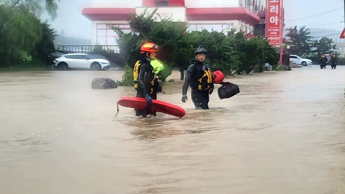 10일 오후 강원 강릉시 경포 진안상가 일대가 침수되는 피해가 발생해 소방당국이 대피작업 등을 벌이고 있다.