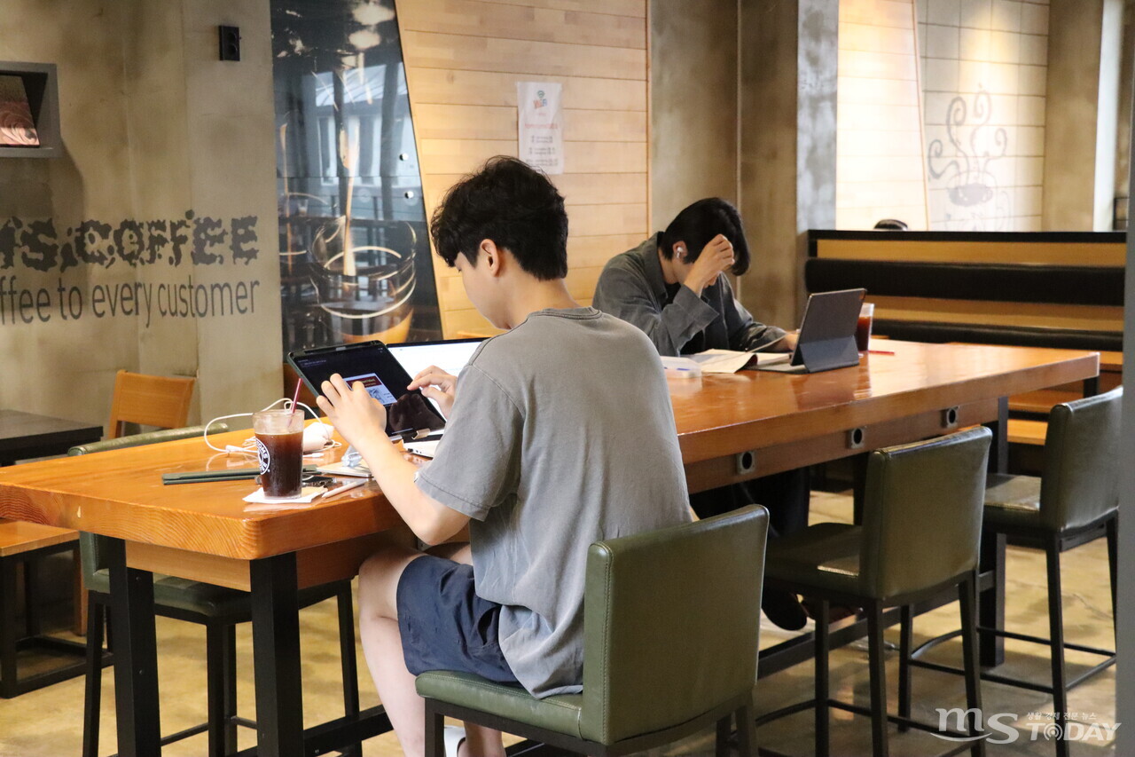 24일 춘천 한림대학교 앞 카페에서 이용자들이 공부를 하고 있다. (사진=오현경 기자)