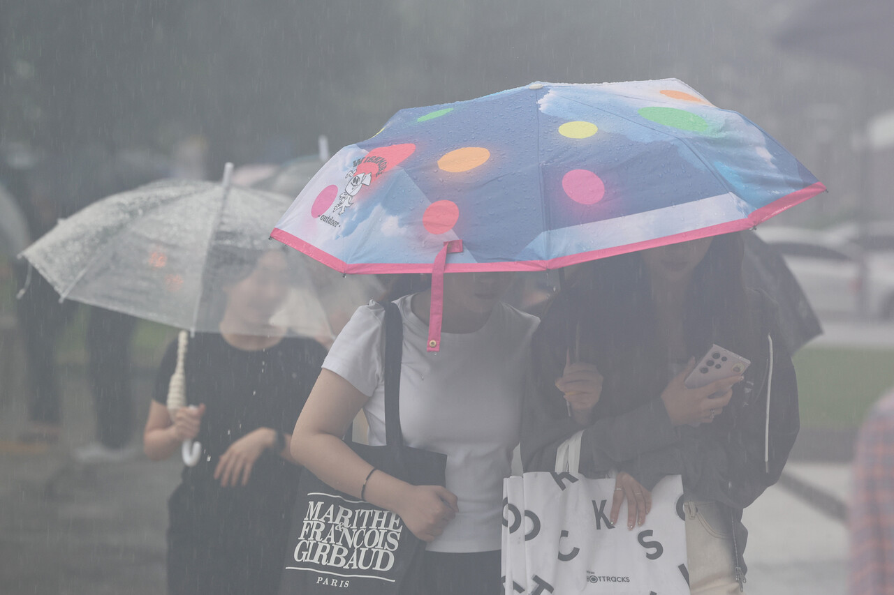 우산을 쓴 시민들이 이동하고 있다. (진=연합뉴스)