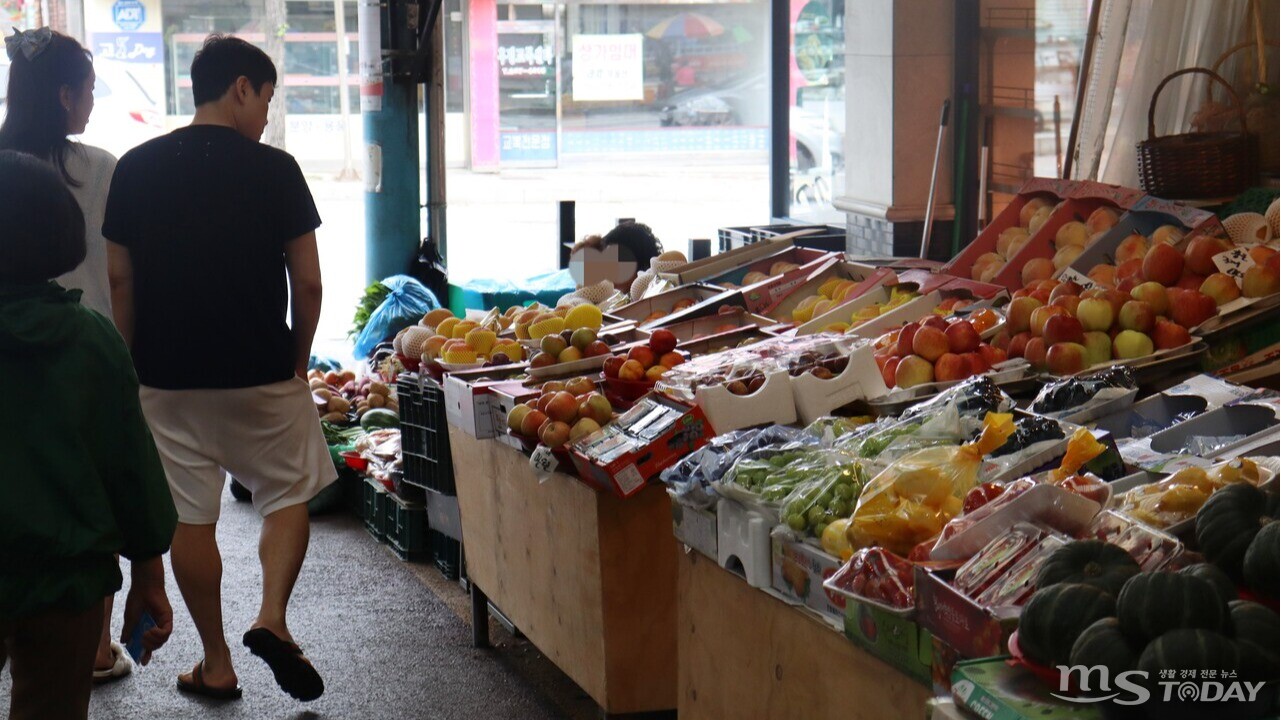 추석을 앞두고 과일값이 오르고 있는 가운데 30일 춘천 한 시장에서 시민들이 과일을 둘러보고 있다. (사진=진광찬 기자)