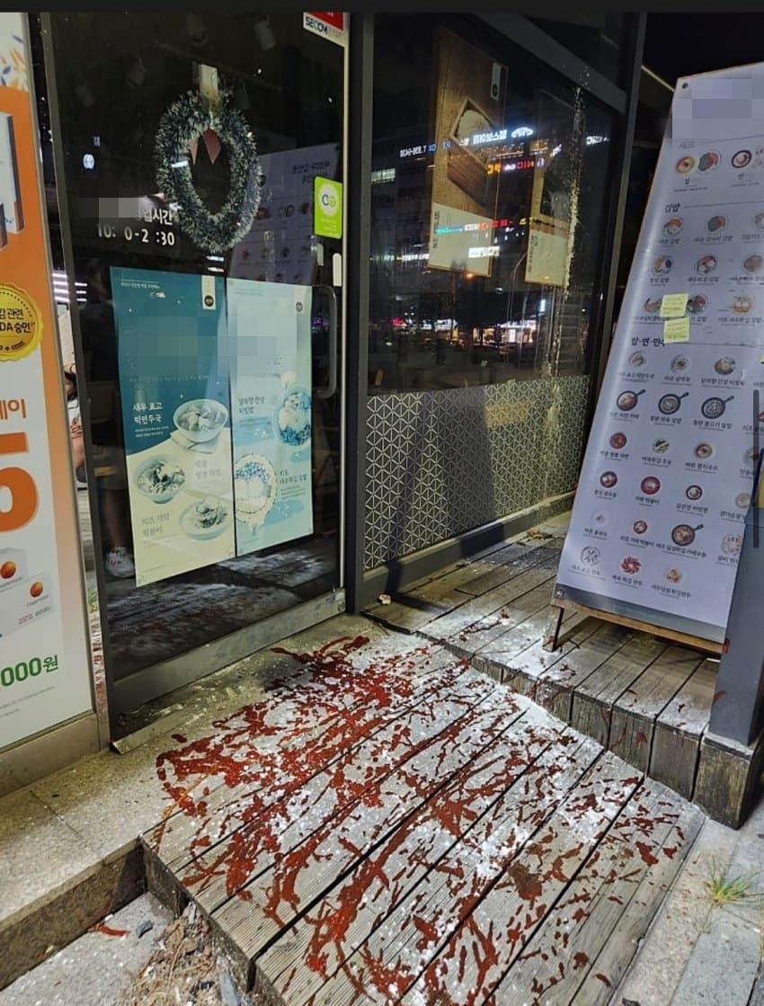 대전 초교 교사 사망 관련, 가해 학부모가 운영한다고 알려진 가게 앞에 케찹, 밀가루 등이 뿌려져 있다. (사진=온라인 커뮤니티)