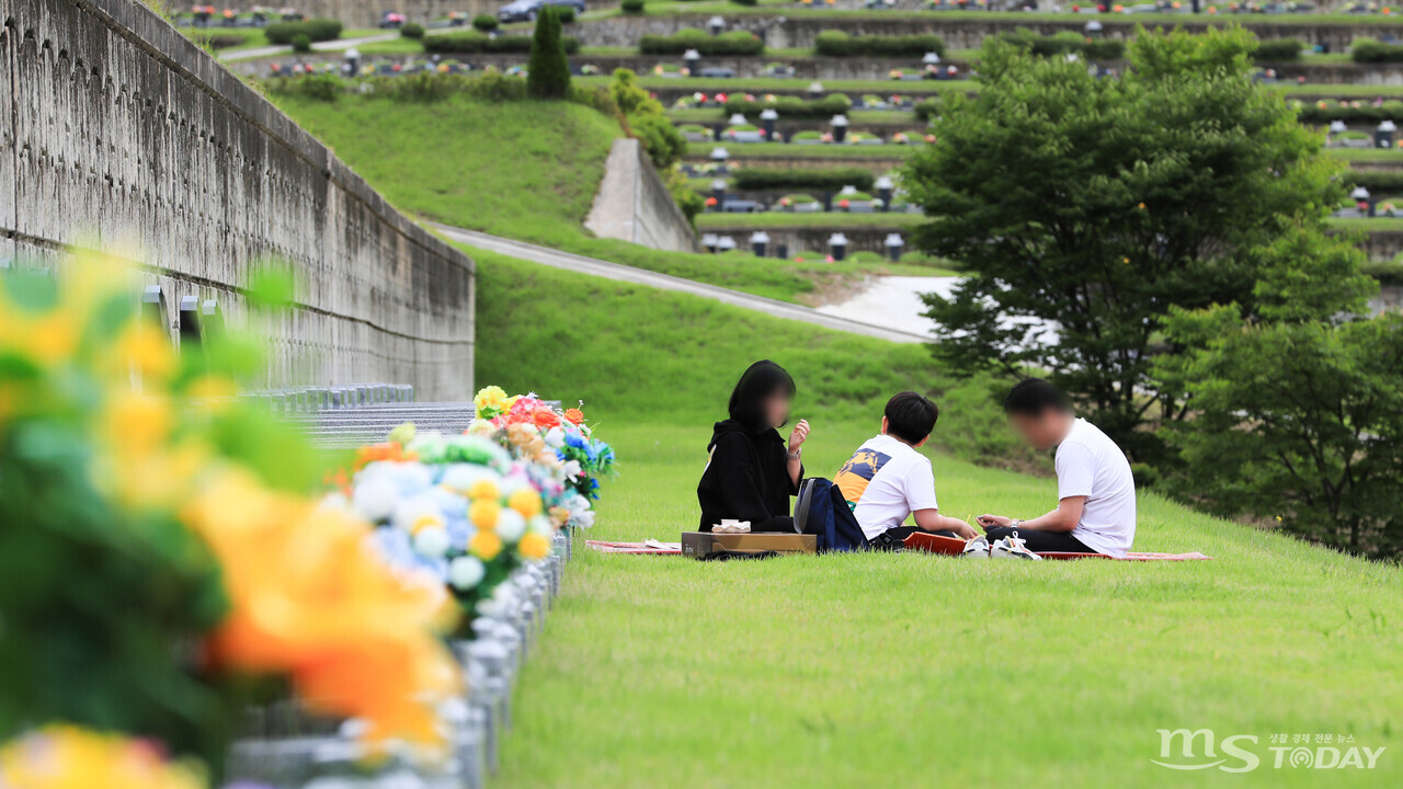 지난해 9월, 추석을 앞두고 한 가족이 춘천안식원을 찾아 성묘를 하고 있다. (사진=MS투데이 DB)