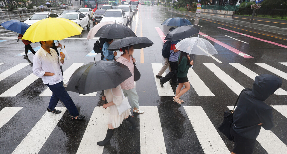 시민들이 우산을 쓴채 횡단보도를 건너고 있다. (사진=연합뉴스)