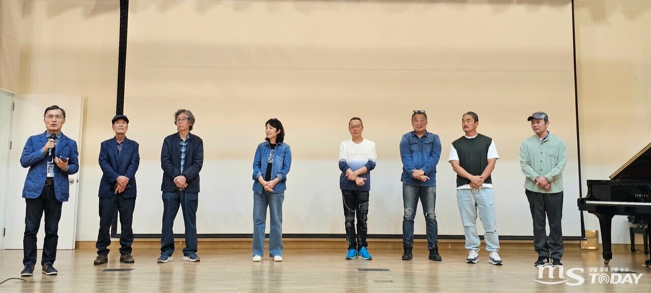 이재언(사진 맨 왼쪽) 춘천조각축제 예술감독이 참여 작가들을 소개하고 있다. (사진=한승미 기자)
