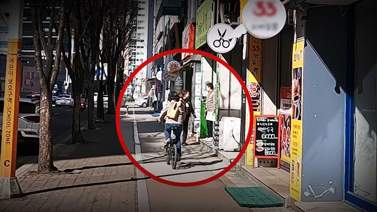 춘천시내 자전거 도로를 달리던 시민이 상가 출입을 하던 보행자와 충돌할 뻔하는 모습. (사진=MS투데이 DB, 그래픽=박지영 기자)