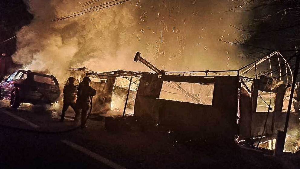5일 오전 4시 28분쯤 춘천시 동면 느랏재터널 입구 인근의 한 가건물에 화재가 발생했다. (사진=강원특별자치도 소방본부)