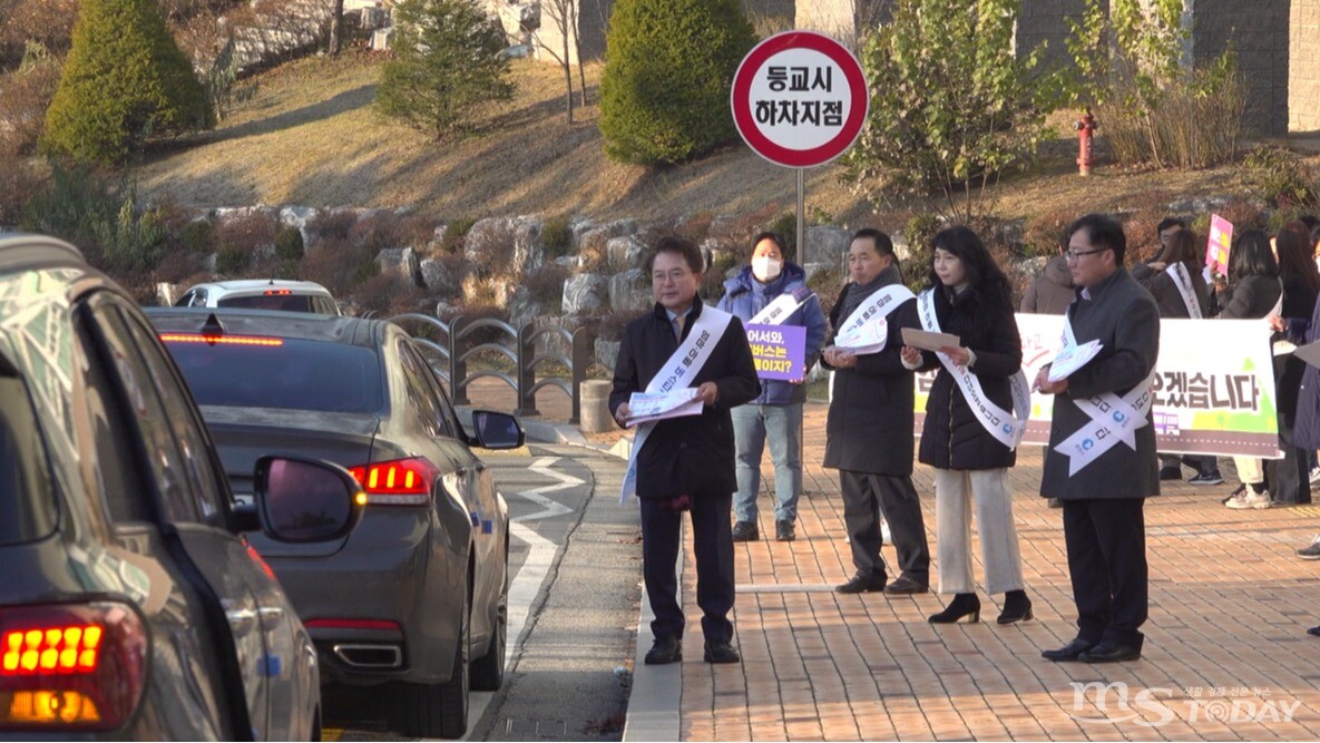 육동한 춘천시장이 21일 오전 춘천여고 앞에서 통학급행버스 캠페인을 벌이고 있다. (사진=춘천시 제공)