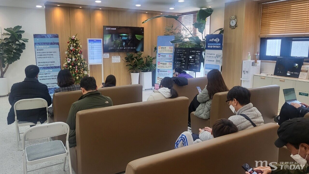 8일 춘천 퇴계동의 한 병원에서 환자들이 진료 대기 중이다. (사진=오현경 기자)