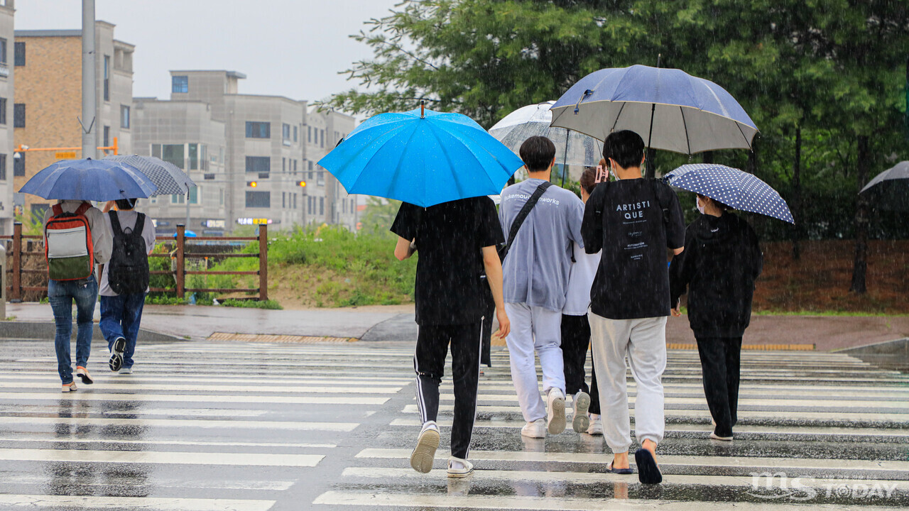 우산 쓴 춘천시민들. (사진=MS투데이 DB)