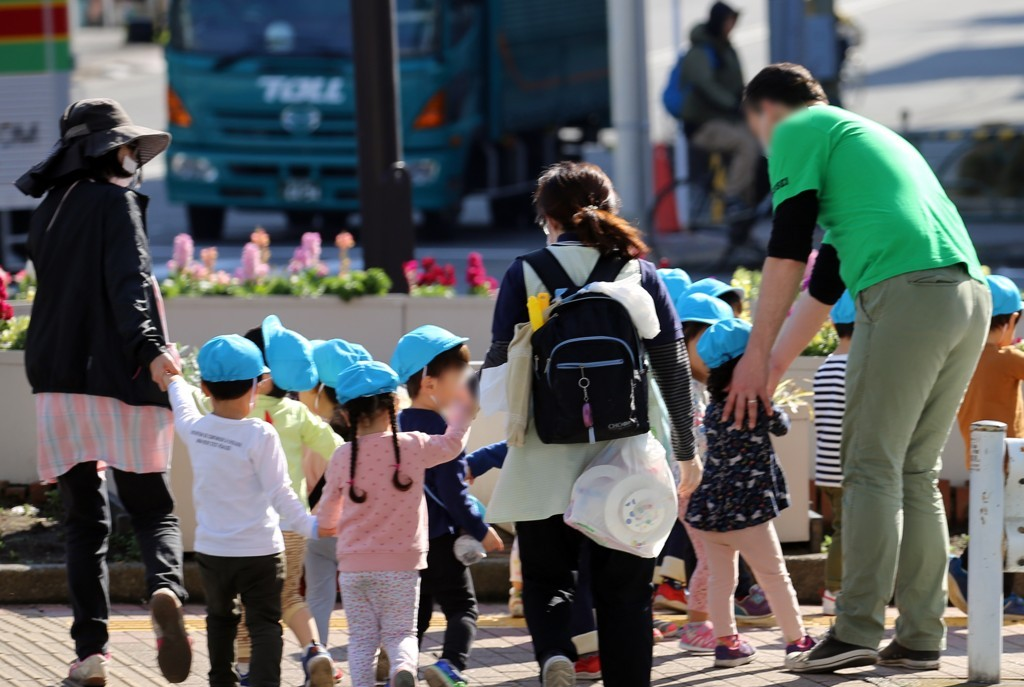 일본 보육사가 나들이를 나온 어린이를 돌보고 있다. (사진=연합뉴스)
