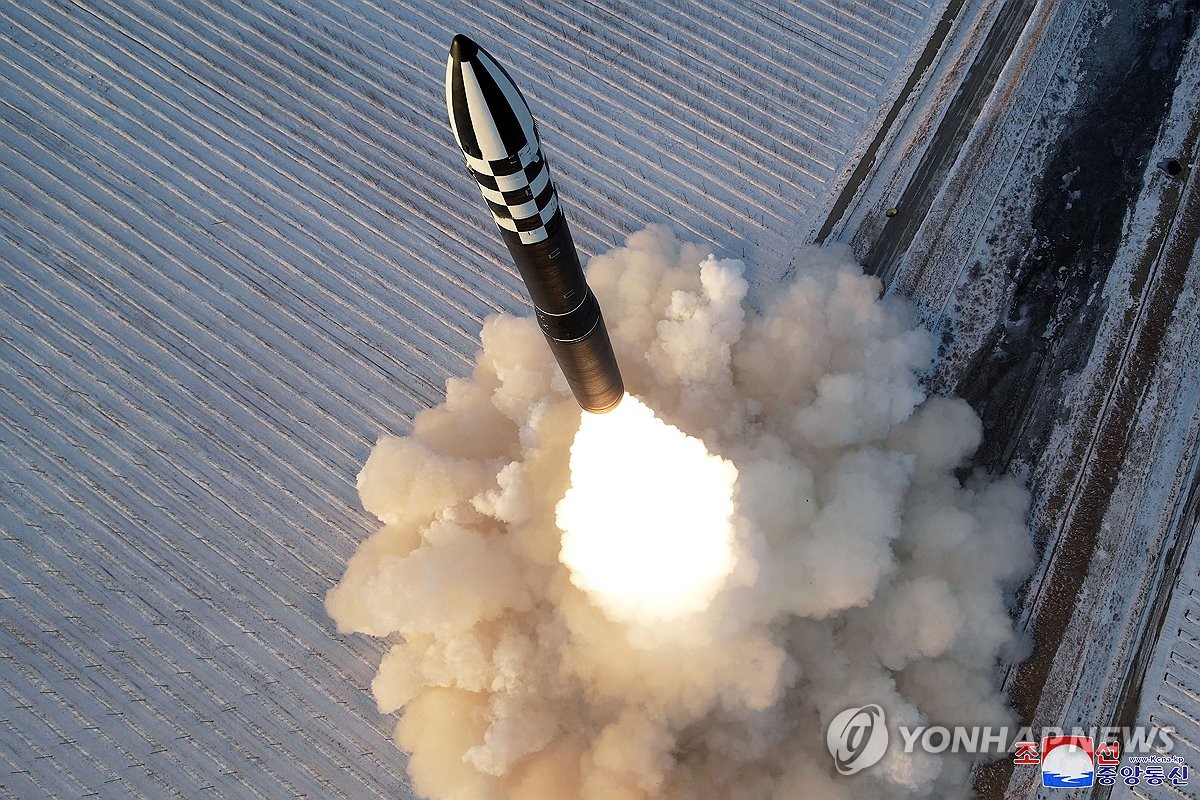  북한은 지난 18일 김정은 북한 국무위원장이 참관한 가운데 고체연료 대륙간탄도미사일(ICBM) 화성-18형 발사훈련을 단행했다고 조선중앙통신이 19일 보도했다.(사진=연합뉴스)