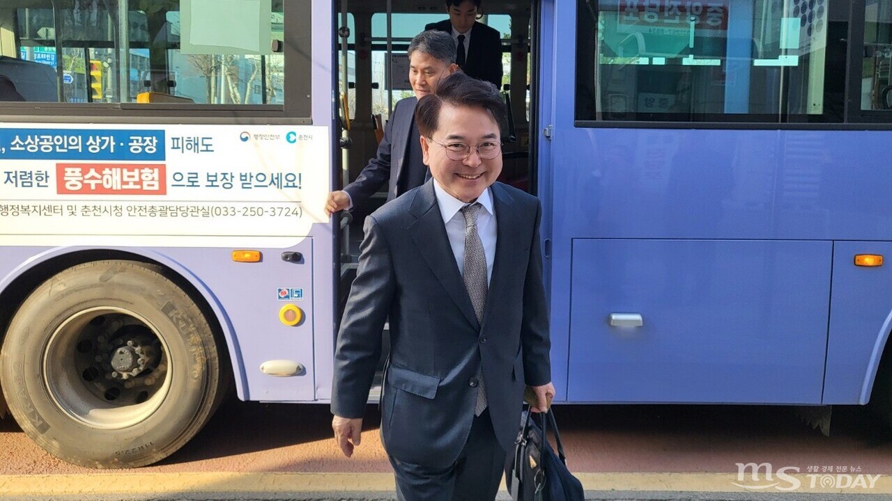 3월 22일 춘천 시내버스 노선 개편 첫날, 육동한 춘천시장이 직접 버스를 타고 현장 점검에 나섰다. (사진=MS투데이 DB)