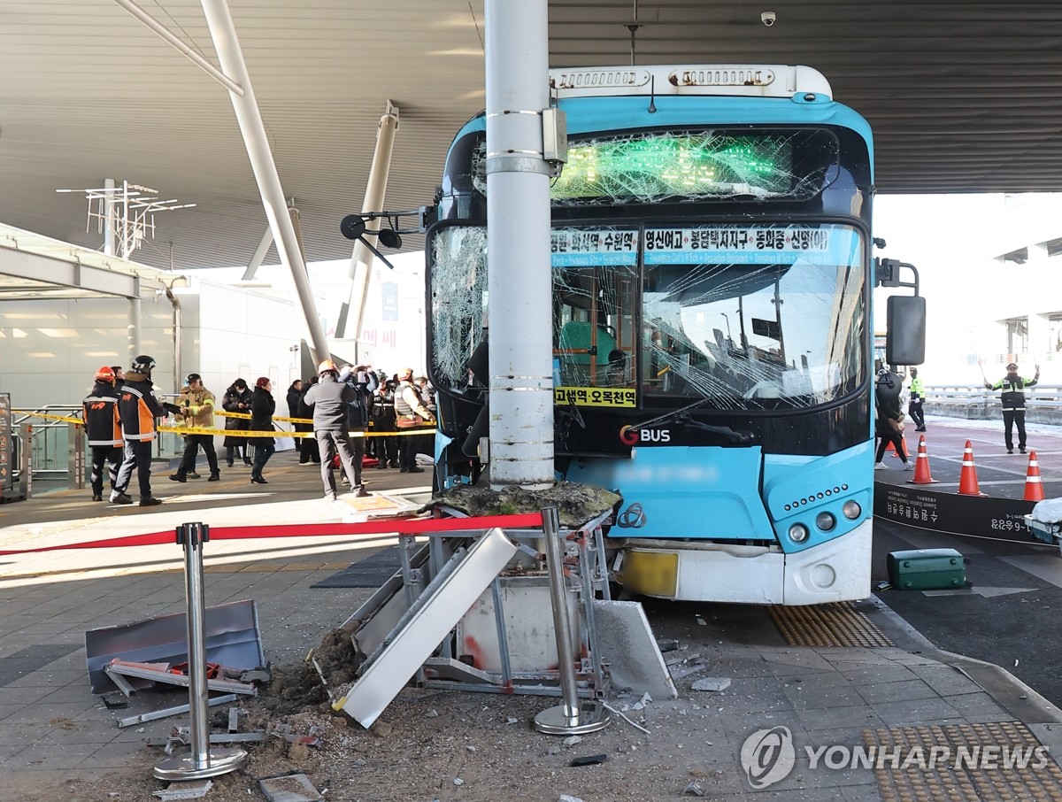 22일 오후 시내버스가 시민 다수를 치는 사고가 발생한 경기도 수원시 수원역 2층 버스 환승센터가 통제되고 있다. (사진=연합뉴스)