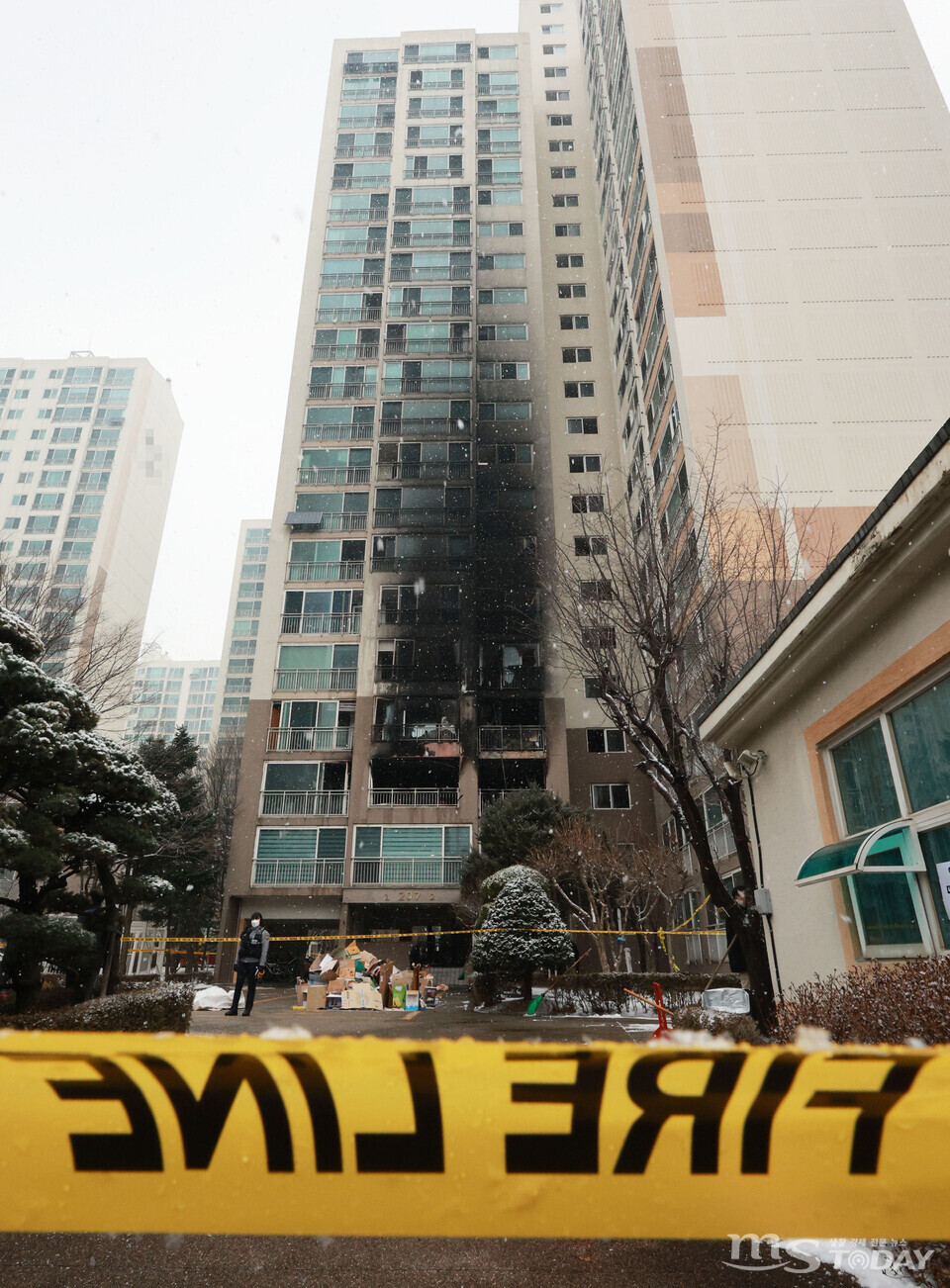 연휴 마지막 날이자 성탄절인 25일 새벽 서울 도봉구의 한 고층 아파트에서 불이 나 2명이 숨지고 29명이 다쳤다. 사진은 이날 사고 현장의 모습. (사진=연합뉴스)