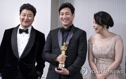 2019년 영화 '기생충'으로 미국 아카데미 시상식 참석한 배우 이선균(가운데).(사진=연합뉴스)