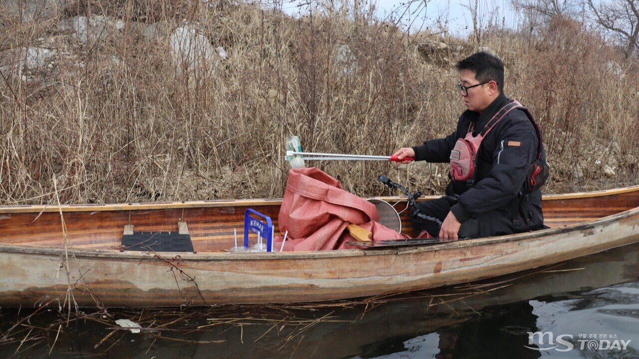 4일 조선기(44) 카노아 대표가 우두동 강변에서 하천 쓰레기를 줍고 있다. (사진=진광찬 기자)