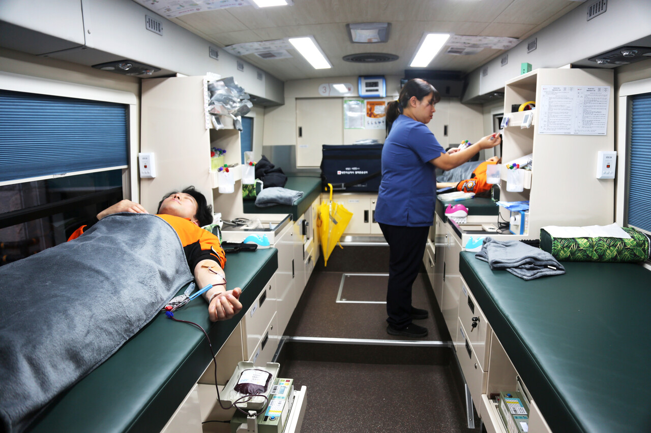 춘천소방서(서장 이동학)는 17일 본서 차고 앞 헌혈버스에서 '생명나눔 헌혈캠페인'에 동참했다. (사진=춘천소방서)