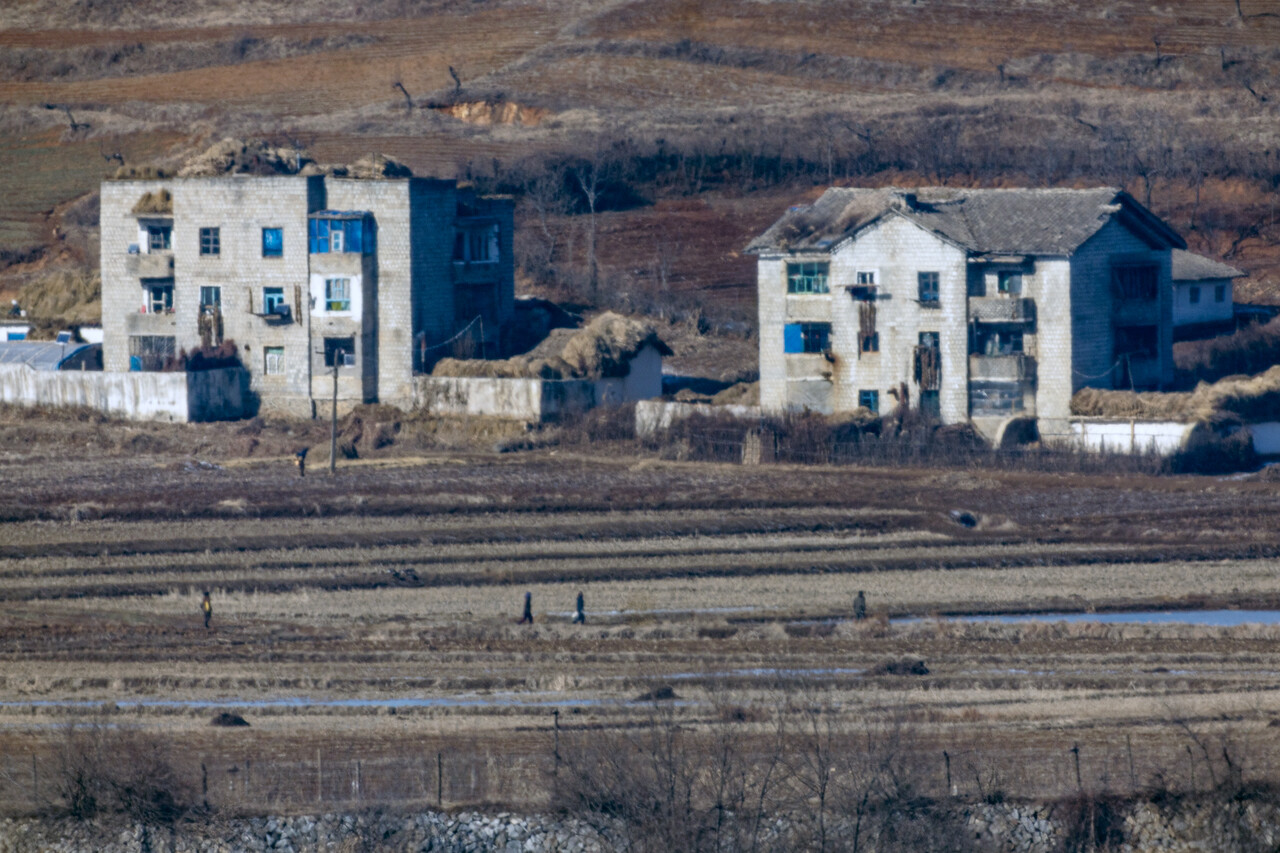 북한 개풍군 일대서 오가는 주민들. 사진=연합뉴스