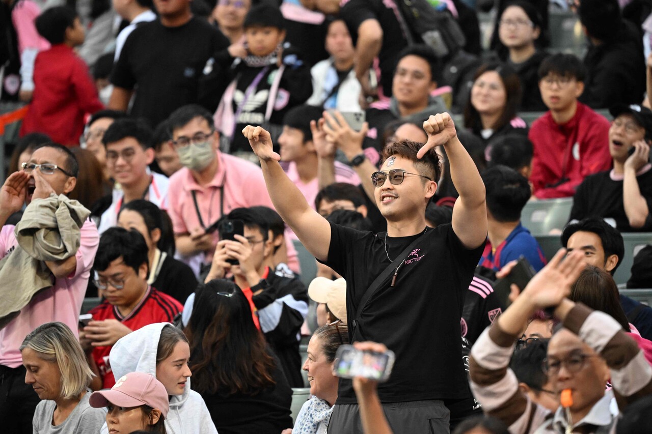 메시가 경기에 출전하지 않자 야유하고 있는 홍콩 팬들. (사진=AFP/연합뉴스)