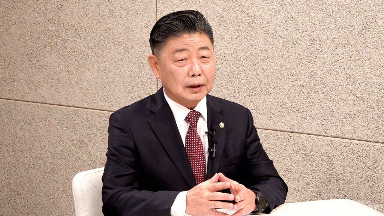 MS투데이 스튜디오에서 김진호 춘천시의회 의장이 2024년도 춘천시의회 주요 계획에 대해 설명하고 있다. (사진=이정욱 기자)