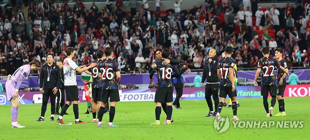 6일(현지시간) 카타르 알라이얀 아흐마드 빈 알리 스타디움 열린 2023 아시아축구연맹(AFC) 아시안컵 4강전 한국과 요르단 경기에서 0-2로 패배한 대표팀 선수들이 아쉬워하고 있다.(사진=연합뉴스)