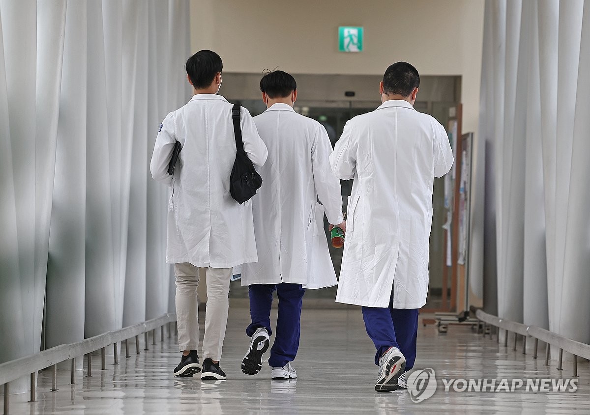 2월 14일 서울의 한 대학 병원에서 의료진이 이동하고 있다.(사진=연합뉴스)