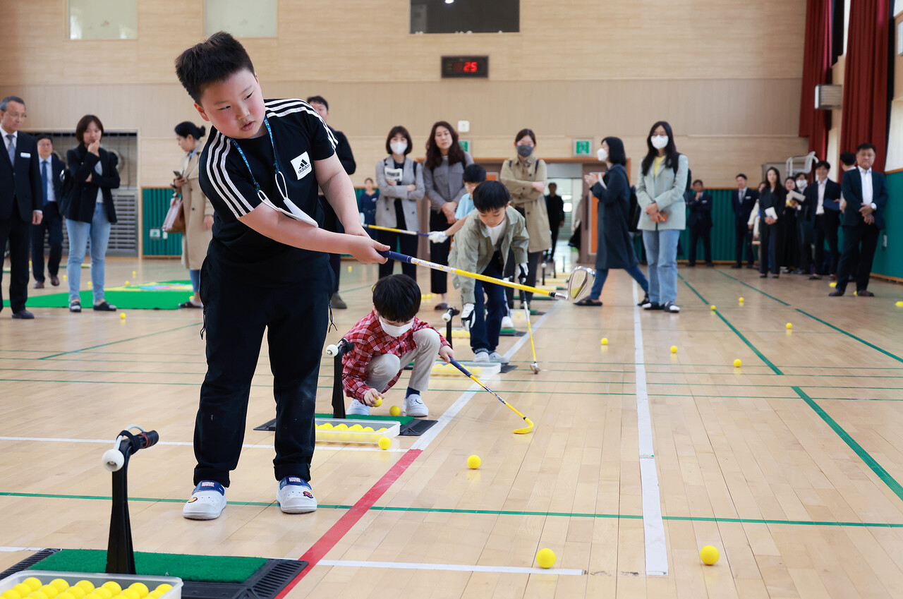 지난해 5월 2일 대전 서구 원앙초등학교에서 학생들이 방과 후 프로그램인 골프 수업에 참여해 스윙 연습을 하고 있다. (사진=연합뉴스)